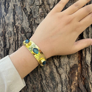 Bracelets manchette mode femme bracelet réglable labradorite feu bleu naturel plaqué or 18 carats bande de texture martelée large manchette - Product Image 3