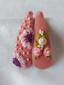 Fabriqué sur mesure en lapin et carotte conçu pinces à cheveux brodées avec des fleurs brodées pour la revente par les magasins d'accessoires de cheveux - Product Image 2