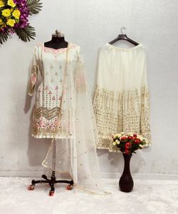 Vêtements en dentelle pour femmes tendance et écologiques pour l'hiver avec des strass, élégants et confortables pour la saison froide - Product Image 1