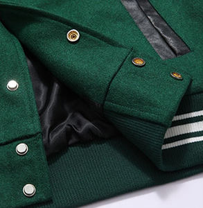 Chaqueta Varsity Personalizada OEM para Equipo, Chaqueta Bomber de Invierno de Alta Calidad con Parches de Camuflaje, Cuello Alto, Estilo Universitario de Béisbol para Hombre - Product Image 3