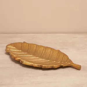 Plato decorativo de hoja de metal dorado clásico - Product Image 2
