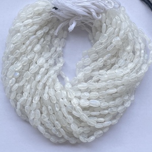 Perles de pierres précieuses ovales lisses en pierre de lune arc-en-ciel blanche naturelle de 6 mm, 8 mm, 10 mm, certifiées IGI pour la fabrication de bijoux - Product Image 1
