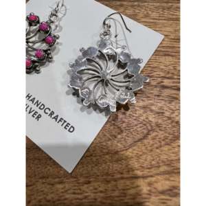 Pendientes Colgantes Navajo Hechos a Mano con Ópalo Rosa (Sintético) y Plata de Ley, Diseño Floral - Product Image 5