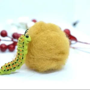 Caterpillar de lã de feltro com agulha feita à mão: Adorável brinquedo de pelúcia ecológico para brincar com imaginação