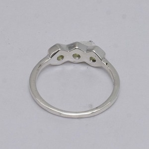 Vente en gros de bagues Sobiz Designs unisexes, minimalistes et délicates en argent sterling 925 avec pierre précieuse péridot naturellement taillée, bijoux de mode pour tous les jours - Product Image 4