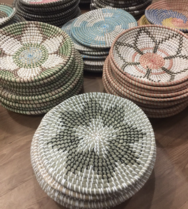 Handcrafted seagrass material hanging <b>plate</b> designed <b>for</b> aesthetic <b>wall</b> enhancement created by Vietnam artisans - Product Image 1