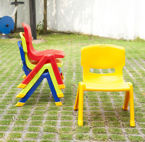 Mobilier scolaire empilable de chaise d'enfants en plastique anti-dérapant coloré pour la garderie préscolaire de maternelle - Product Image 4