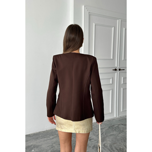 Chaqueta Blazer Marrón para Mujer con Detalle de Ribete en los Bolsillos y Cuello Redondo - Product Image 1