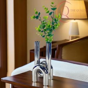 แจกันโลหะตกแต่งโต๊ะ ดีไซน์สวยงาม พร้อมผิวสัมผัสประณีต เหมาะสำหรับจัดดอกไม้ ตกแต่งบ้าน และตกแต่งภายในสไตล์โมเดิร์น - Product Image 1