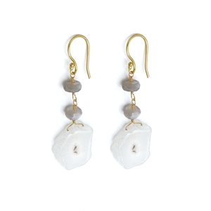 ต่างหูห้อยทรงหรูหราสำหรับผู้หญิง ประดับด้วยมูนสโตนสีเทาและควอตซ์โซลาร์ ทำด้วยมือ ชุบทอง 18k ผลิตจากทองเหลือง ดีไซน์ทันสมัย เหมาะสำหรับงานแต่งงาน - Product Image 2