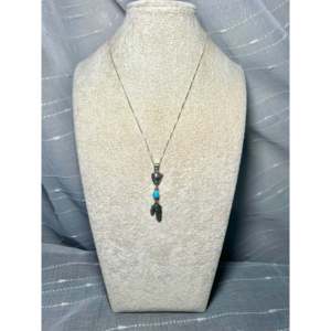 Collier en turquoise Kingman et argent sterling, fabriqué par des artisans Navajo, conçu en forme de flèche, idéal pour un cadeau - Product Image 3