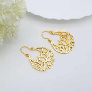 Pendientes colgantes de flor de Latón chapado en oro de 18 quilates para mujer al por mayor 2024, pendientes de moda de regalo de joyería budista de Yoga de loto hueco - Product Image 5