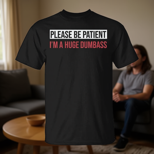 T-shirt con citazione 'Please Be Patient I'm a Huge Dumbass', regalo promozionale divertente per amici e familiari - Product Image 3