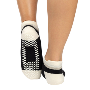 Venta al por mayor de calcetines de yoga antideslizantes con logotipo personalizado con puños a rayas de algodón transpirable Pilates Crew CERTIFICADO DE FÁBRICA DE Vietnam - Product Image 1