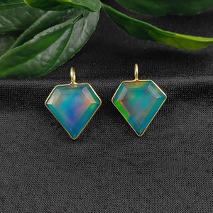 Colgante de bisel de ópalo etíope Piedra preciosa Forma de diamante Bisel de plata Colgante Hecho a mano Encantos de ópalo de fuego Proveedores de joyería al por mayor - Product Image 1