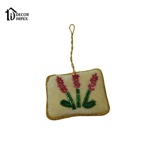 Juego de Adornos Colgantes Bordados a Mano con Zari Rojo |   Estrella de Corazón de Seda con Cuentas - Product Image 4