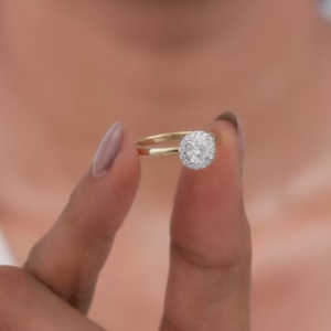 Audrey Halo Salitaire Anillo de diamantes en oro Heer por GIVA - Product Image 5