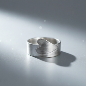 Anillo Artesanal de Plata con Incrustaciones de Piedras Preciosas y Diseño de Corazón para Boda, Compromiso o Fiesta - Product Image 2