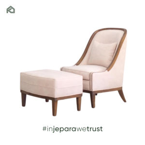 Fauteuil vintage antique de haute qualité de conception française fait à la main avec un cadre en bois massif pour les salons, les hôtels et les appartements - Product Image 2