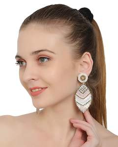 Pendientes colgantes de cuentas coloridos ligeros hechos a mano para mujer forma de mariposa de moda para bodas y festivales - Product Image 2