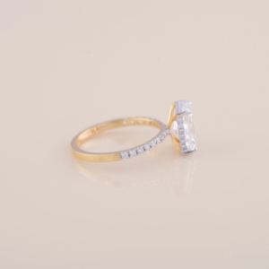 Anillo de compromiso de oro amarillo, blanco y rosa de 9K con diamante cultivado en laboratorio de corte radiante de 1.10 ct y pavé redondo de 0.304 ct - Product Image 2