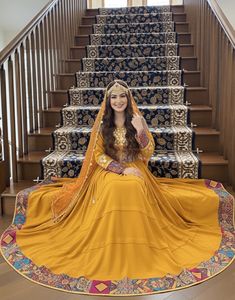 Belle femme afghane portant une robe traditionnelle jaune moutarde pashtun kuchi avec une broderie complexe et un couvre-chef matha patti - Product Image 1