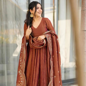 ชุดราตรีผ้าชีฟองคอตตอนสำหรับผู้หญิงยี่ห้อเฟนดี้ ประดับเลื่อมและผ้าคลุมไหล่ปักลายหลากหลาย สวยงามเข้ากับทุกสรีระ ขายส่ง - Product Image 1