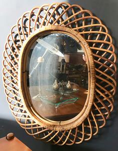 Espejo de pared de ratán ecológico con gancho integrado Diseño elegante Perfecto para la decoración del hogar - Product Image 1