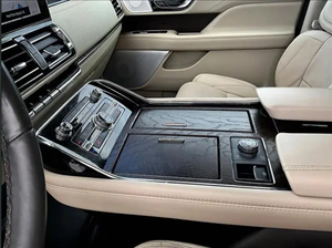 2021 Full-Size Luxury SUV Premium <b>7</b>-Seater Leather Interior High-End Comfort Features Used - Product Image 2