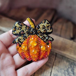 Lindo llavero de flores con cuentas de aleación rosa, técnica tejida, estética Floral, bolso impermeable duradero, encanto, estilo clásico, regalo único - Product Image 1