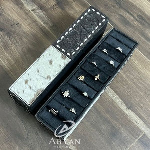 New Western Hot Velvet Simple Ring Box HandTooled & Cuir de vachette Longue Boîte à bijoux Organisateur d'affichage pour bagues et accessoires - Product Image 1