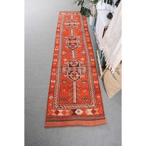 พรมขนสัตว์สีแดงแบบต่อผ้าสไตล์วินเทจจากตุรกี ขนาด 2.8x11.5 ฟุต พร้อมแผ่นรองหลังทำจากยางพาราที่เป็นมิตรกับสิ่งแวดล้อม - Product Image 1