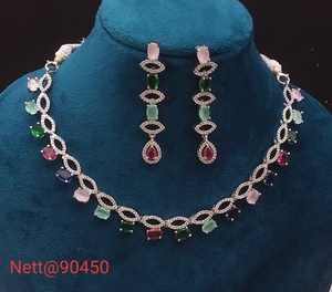 Ensemble de bijoux en diamants américains classiques pour femmes Collier et boucles d'oreilles élégants Parfait pour correspondre à une robe Saree ou des robes de soirée - Product Image 5