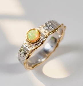 Anillo de Plata de Ley con Ópalo de Fuego Arcoíris, Bañado en Rodio, Elegante, Inspirado en la Naturaleza, con Piedra Vibrante, Estilo Clásico - Product Image 1