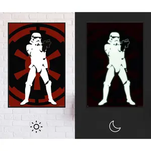 Póster de Star Wars Stormtrooper que brilla en la oscuridad, diseño especial impreso digitalmente en material plástico duradero - Product Image 3