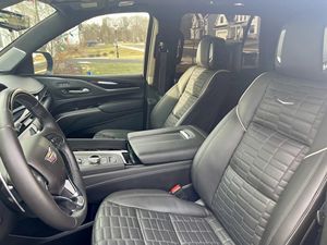 Cadillac Escalade-V 2024, Motor V8 Supercargado de 6.2 Litros, Transmisión Automática de 10 Velocidades - Product Image 5