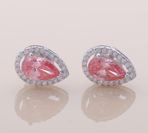 ต่างหูเพชรทรงหยดน้ำสีชมพูทรงลูกแพร์ ประดับด้วยเพชรแบบ Halo  ทอง 18K หรูหรา ได้รับการรับรองจาก IGI - Product Image 1