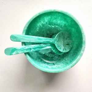 Support de bol de service en résine pour bol de service au design moderne avec support en métal et design à vendre - Product Image 1