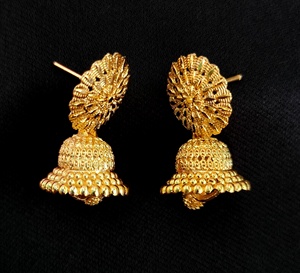 Juego de pendientes al por mayor con diseño tradicional de 22 quilates chapados en oro, pendientes Jhumka, joyería para mujeres, ropa de exportadores - Product Image 3