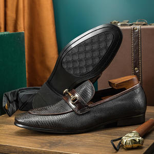 Mocasines de estilo británico para hombre con estampado de serpiente, de cuero suave, cómodos y fáciles de poner, ideales para conducir. - Product Image 3