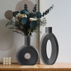 Vase en métal de couleur noire au design moderne Vase à fleurs personnalisable à décor en métal intemporel Vase élégant personnalisé pour la maison et le bureau - Product Image 1