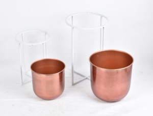 Ensemble de jardinières de style ferme en fer plaqué or rose, 2 supports blancs avec revêtement en poudre - Utilisation en jardin, durable, écologique, vente en gros, pour la maison - Product Image 4