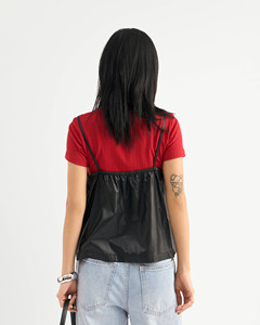 เสื้อกล้ามผู้หญิงคุณภาพสูง ผ้าหนัง PU คอวี ทรงลำลอง ไม่มีลาย ผ้าไม่ทอ ระบายอากาศได้ดี ผลิตตามแบบ OEM จากเวียดนาม - Product Image 2