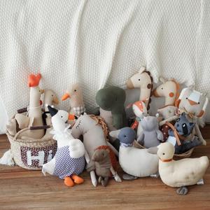 Pupazzo in tela a forma di anatra per bambini, cuscino a forma di gallo per neonati, giocattolo di peluche rilassante in cotone PP, decorazione per la cameretta dei bambini - Product Image 1