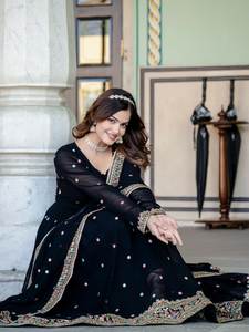 Le luxe avec notre gamme premium Silk Kurti pour les femmes mélangeant le charme traditionnel de l'usure ethnique concevoir méticuleusement Kurtis - Product Image 5