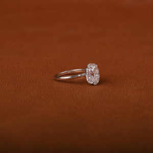 Anillo de compromiso chapado en oro de 18 quilates, corte ovalado de estilo clásico de lujo con diamante redondo pequeño cultivado en laboratorio, certificado IGI - Product Image 3