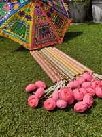 Bâtons de Dandiya avec fleur de pivoine et pompon perlé, bâtons de Raas Garba en bois, accessoires de danse folklorique gujaratienne Navratri, décoration Mehndi Haldi