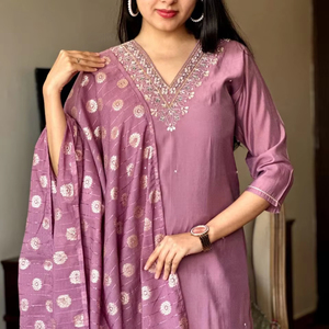 Vêtements décontractés à la mode de qualité supérieure pour femmes Chanderi Viscose Tissu Kurta Pantalon Dupatta Style Vintage pour les fêtes - Product Image 1