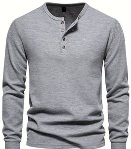 T-shirt Henry pour homme T-shirt à motif gaufré tricoté uni à manches longues de couleur unie pour l'automne et le printemps avec quatre boutons - Product Image 1