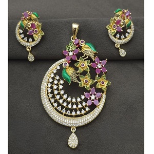 Juego de colgantes Royal Look multicolor dorado y blanco con circón de primera calidad elaborado para mujeres para bodas, funciones y fiestas - Product Image 1